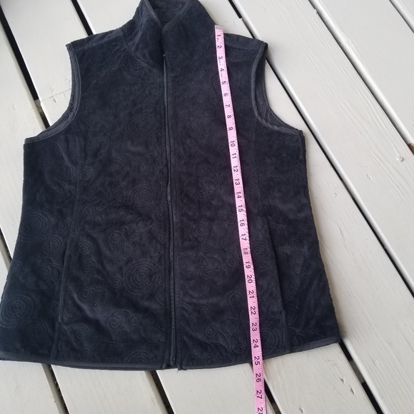 L plush blk vest with pockets and scrolls - Picture 5 of 11